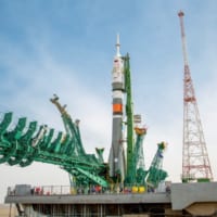 垂直に立てられたソユーズ2.1aロケット（Image：Roscosmos）