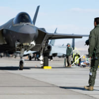 乗機のF-35Aに歩み寄るパイロット（Image：USAF）