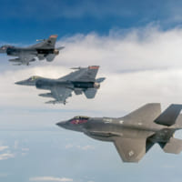 ウィスコンシン州空軍のF-16と飛ぶF-35A（Image：USAF）