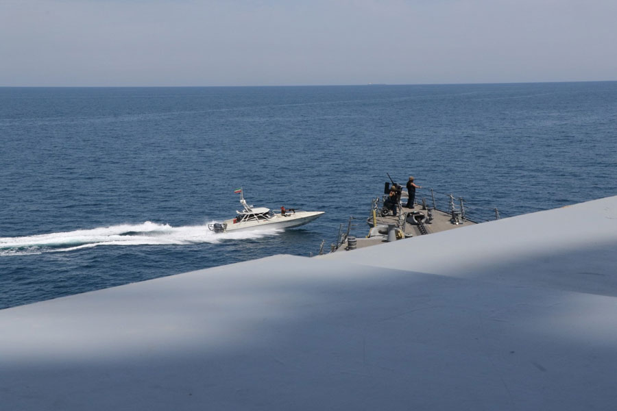 イラン革命防衛隊　アメリカ艦船に異常接近