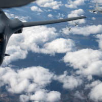 スウェーデン空軍のグリペンと編隊飛行するB-1B（Image：USAF）