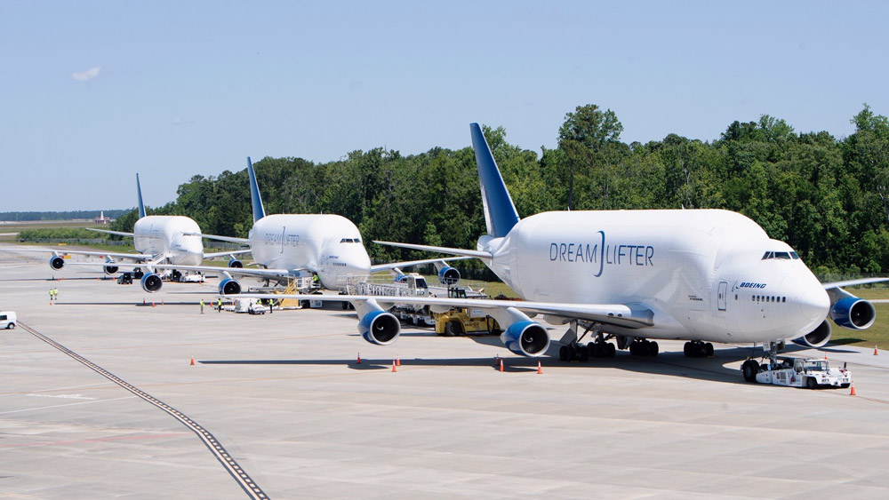 ボーイングの巨大輸送機ドリームリフター3機が医療物資15万セットを空輸