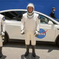 デモ2ミッションの宇宙飛行士と専用の移動車（Imge：NASA）