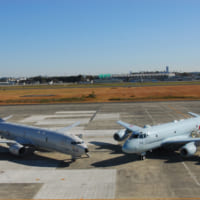 厚木基地で並ぶP-8AとP-1（Image：U.S.Navy）