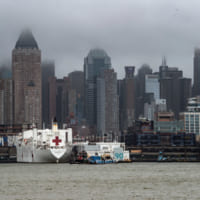 ニューヨーク港90番埠頭での病院船コンフォート（Image：U.S.Navy）