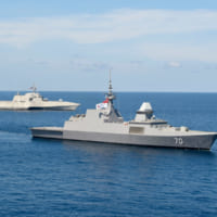 シンガポール海軍フリゲートのステッドファスト（手前）と共同訓練するアメリカ海軍沿海域戦闘艦ガブリエル・ギフォード（Image：U.S.Navy）