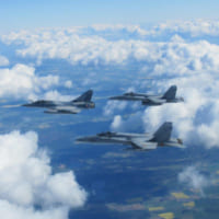 バルト海防空任務につくフランス空軍ミラージュ2000-5とスペイン空軍F-18C（Image：フランス空軍）