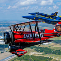 ジョン・クラットさんのJet WACO「スクリーミン・サスカッチ」と飛ぶブルーエンジェルズ（Image：U.S.Navy）