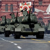 独ソ戦勝利75周年記念パレードに参加したT-34戦車とSU-100自走砲（Image：ロシア国防省）