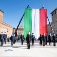 ソーシャルディスタンシングで互いに離れて並ぶイタリアの閣僚（Image：イタリア大統領府）