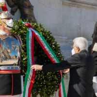 国父の祭壇に献花するマッタレッラ大統領（Image：イタリア大統領府）