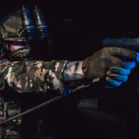 サイドアームのグロックを構えるイギリス海兵隊員（Image：Crown Copyright 2020）