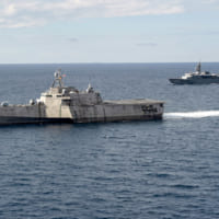 海上自衛隊練習艦隊とガブリエル・ギフォーズ（Image：U.S.Navy）