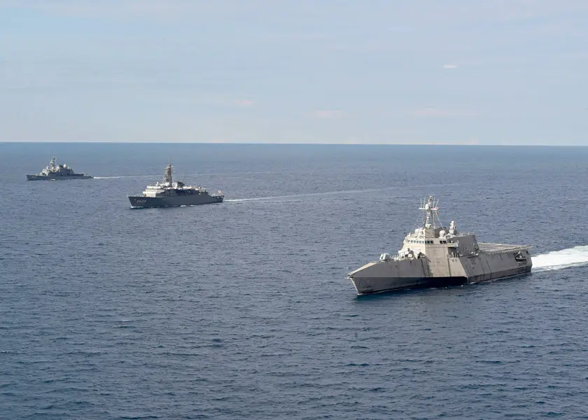 海上自衛隊練習艦隊 南シナ海でアメリカ沿海域戦闘艦と共同訓練