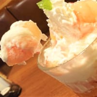 濃厚な北海道ソフトクリームを付けて食べる