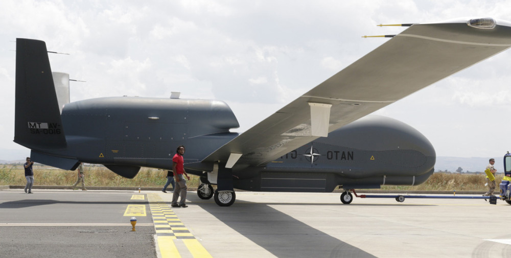 NATOの無人偵察機RQ-4D　3号機が運用基地へ到着