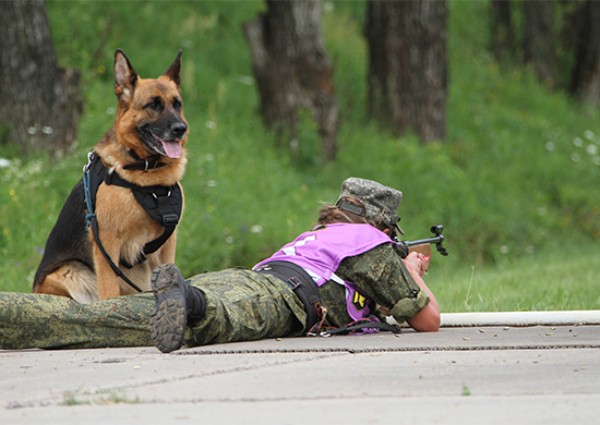 警備犬と兵士の共同競技「犬のバイアスロン」ロシアで始まる