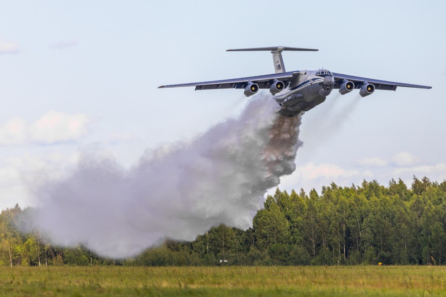 ロシア軍輸送機部隊　山林火災の空中消火訓練を実施