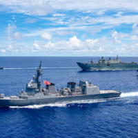 日米号共同訓練TRILAT2020でアメリカ、オーストラリア艦艇と航行する護衛艦てるづき（Image：U.S.Navy）