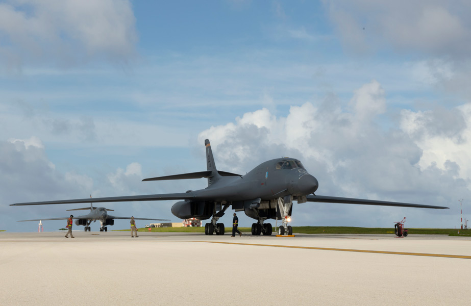 航空自衛隊戦闘機　アメリカ空軍B-1B爆撃機と共同訓練
