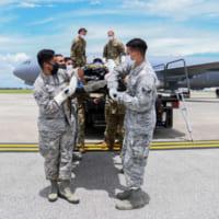 フロリダ州の基地に到着しKC-46から運び出される患者（Image：USAF）