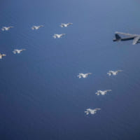 第96爆撃飛行隊のB-52Hと編隊飛行する空母レーガン艦載機部隊（Image：U.S.Navy）