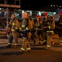 夜間の消火作業に向かう消防隊（Image：U.S.Navy）