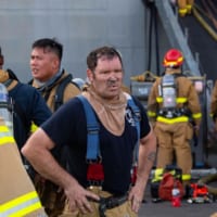 顔をすすまみれにした消防士（Image：U.S.Navy）