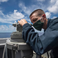 羅針盤で針路を確認する駆逐艦ラルフ・ジョンソン乗組員（Image：U.S.Navy）