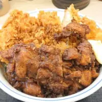 かつやが「黒胡椒から揚げとチキンカツの合い盛り丼」販売