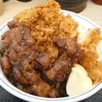 「黒胡椒から揚げとチキンカツの合い盛り丼」（590円／税別）