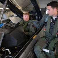 F-16Dの後席でパイロットから説明を受けるオランダのウィレム＝アレクサンダー国王（Image：オランダ国防省）