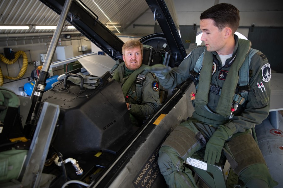 オランダ国王　空軍F-16の飛行訓練に参加