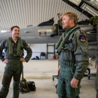 パイロットと談笑するウィレム＝アレクサンダー国王（Image：オランダ国防省）