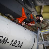 AGM-183AをB-52に取り付ける空軍兵（Image：USAF）