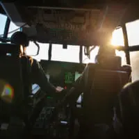 イギリスで訓練飛行するC-130Jパイロット（Image：U.S.Navy）