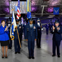 バレット空軍長官（左）とゴールドファイン前空軍参謀総長（右）に祝福されるCQ・ブラウン新空軍参謀総長（Image：USAF）