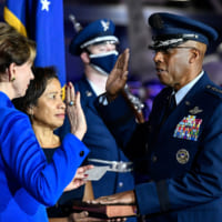 バレット空軍長官に服務の宣誓をするCQ・ブラウン新空軍参謀総長（Image：USAF）