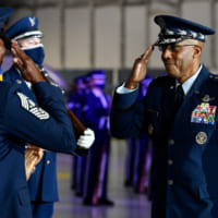 ライト最先任上級曹長と敬礼を交わすブラウン新空軍参謀総長（Image：USAF）