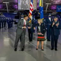 ハグの代わりにエスパー国防長官とヒジを触れ合わせるドーン・ゴールドファインさん（Image：USAF）