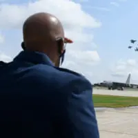 祝賀飛行を見守るCQ・ブラウン大将（Image：USAF）