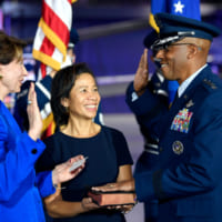 空軍参謀総長として服務の宣誓をするCQ・ブラウン大将（Image：USAF）