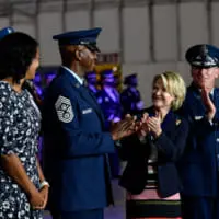 ライト最先任上級曹長に賛辞を送るゴールドファイン夫妻（Image：USAF）