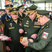 ケーキを食べるゲスト（Image：ロシア国防省）