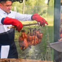 タンディールでチキンを焼くウズベキスタンの調理兵（Image：ロシア国防省）