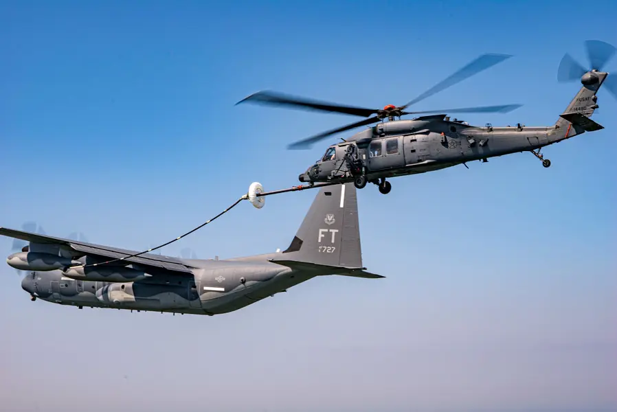 アメリカ空軍新型捜索救難ヘリHH-60W 空中給油試験始まる