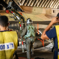 F-16に乗り込むイスラエル空軍パイロット（Image：イスラエル航空宇宙軍）