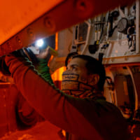 空母アイゼンハワーでの航空機整備作業（Image：U.S.Navy）
