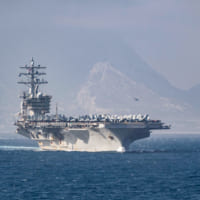 ジブラルタル海峡を通過する空母アイゼンハワー（Image：U.S.Navy）