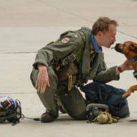 帰還し愛犬と再会したパイロット（Image：U.S.Navy）